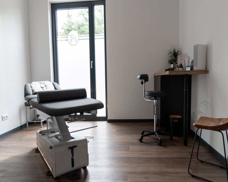 Heller Behandlungsraum der Tamedes Körperwerkstatt für Therapie und Wellness
