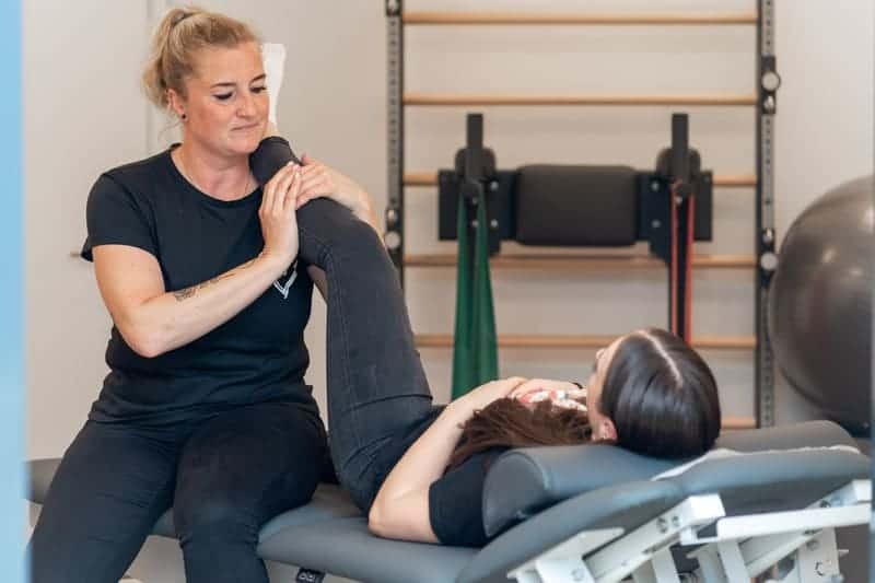 Physiotherapeutin bei der Schultermobilisation eines Patienten in der Tamedes Körperwerkstatt
